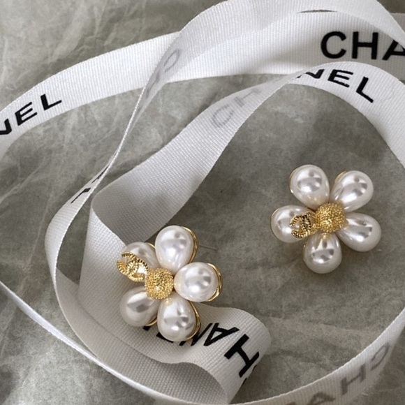 CHANEL White Pearl and Gold Flower Earrings - Picture 6 of 7